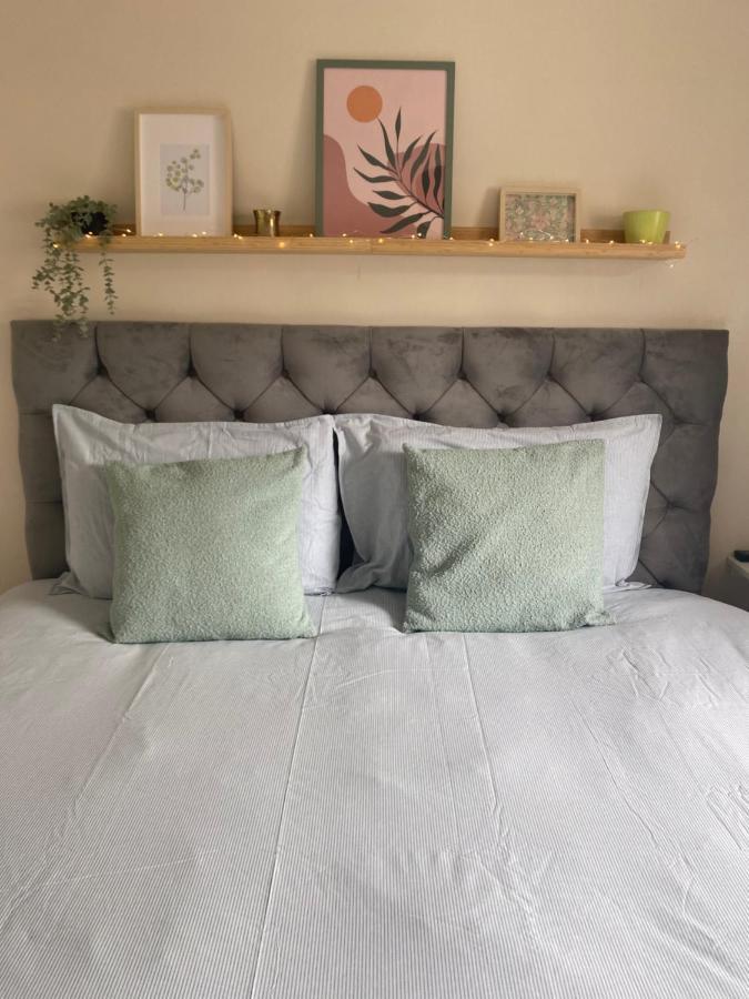 Cozy Bedroom In Shared Accommodation With Free Parking EDI Exterior photo